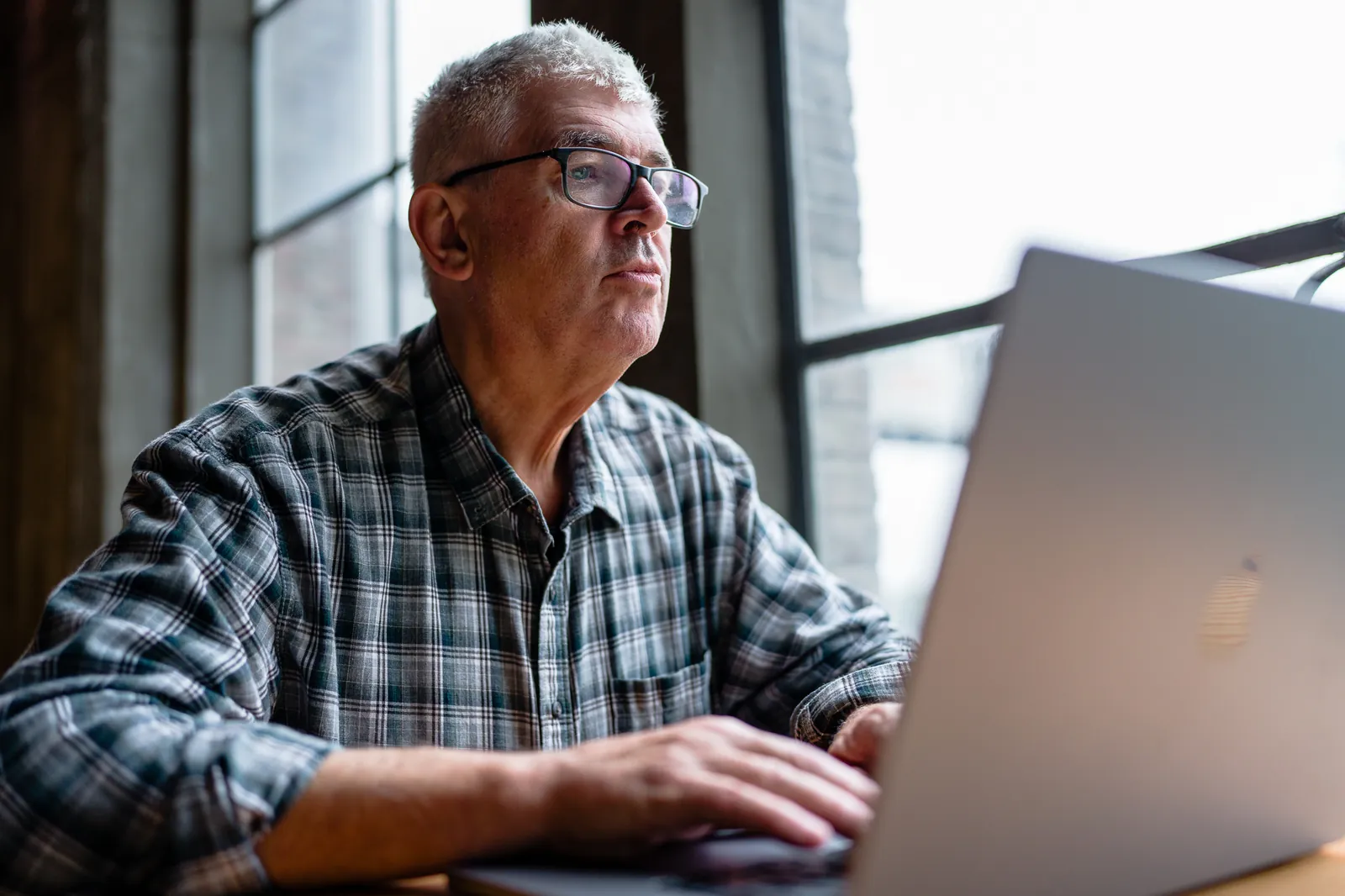 Een professional achter zijn laptop
