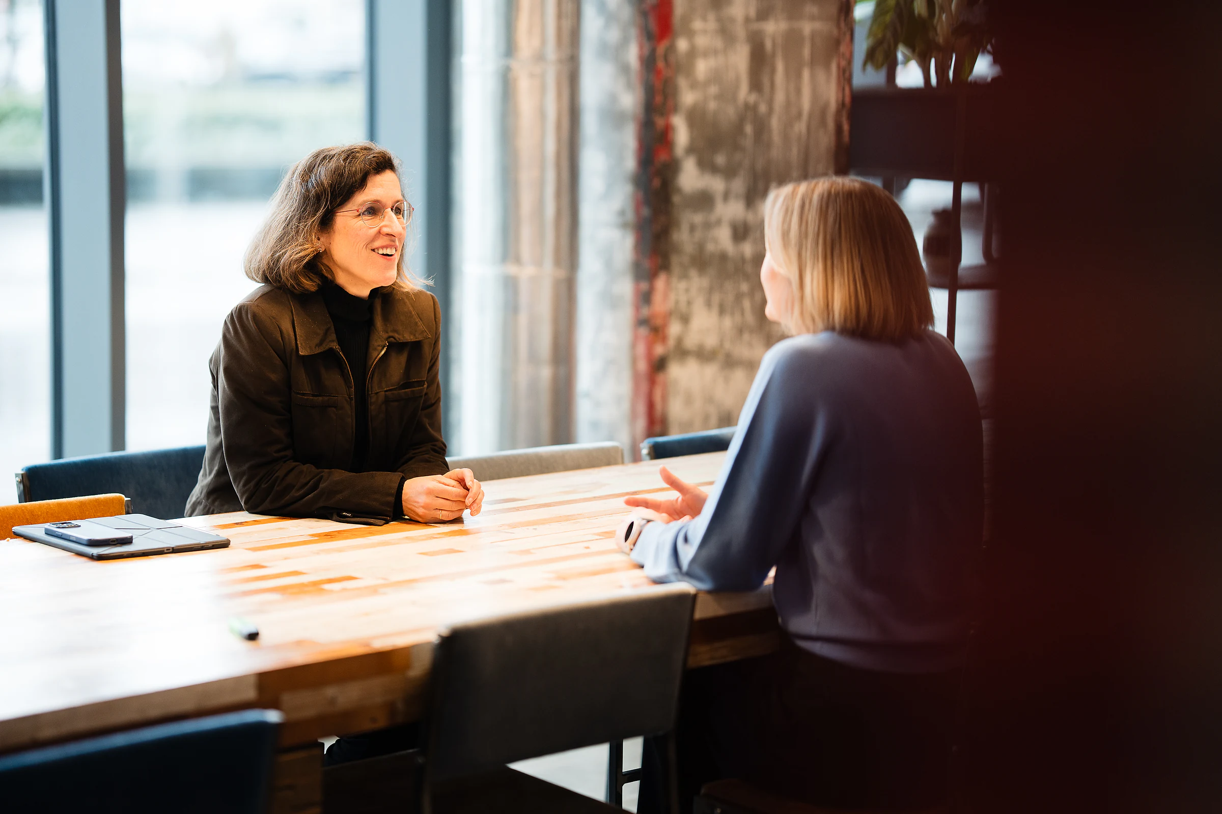 Een gesprek aan tafel, waar het werk begint