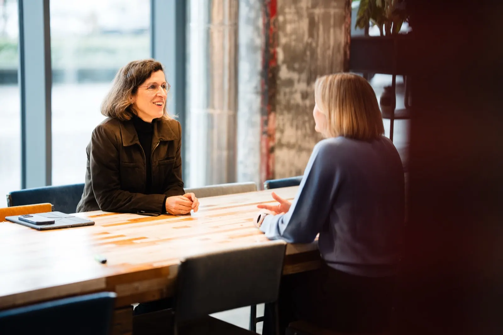 Een gesprek aan tafel, waar het werk begint