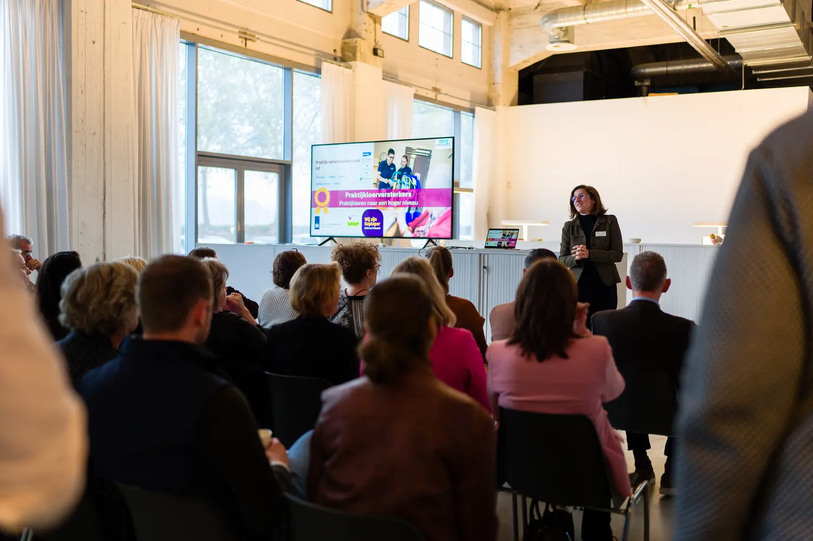 Een cohort volgt de uitleg op het scherm