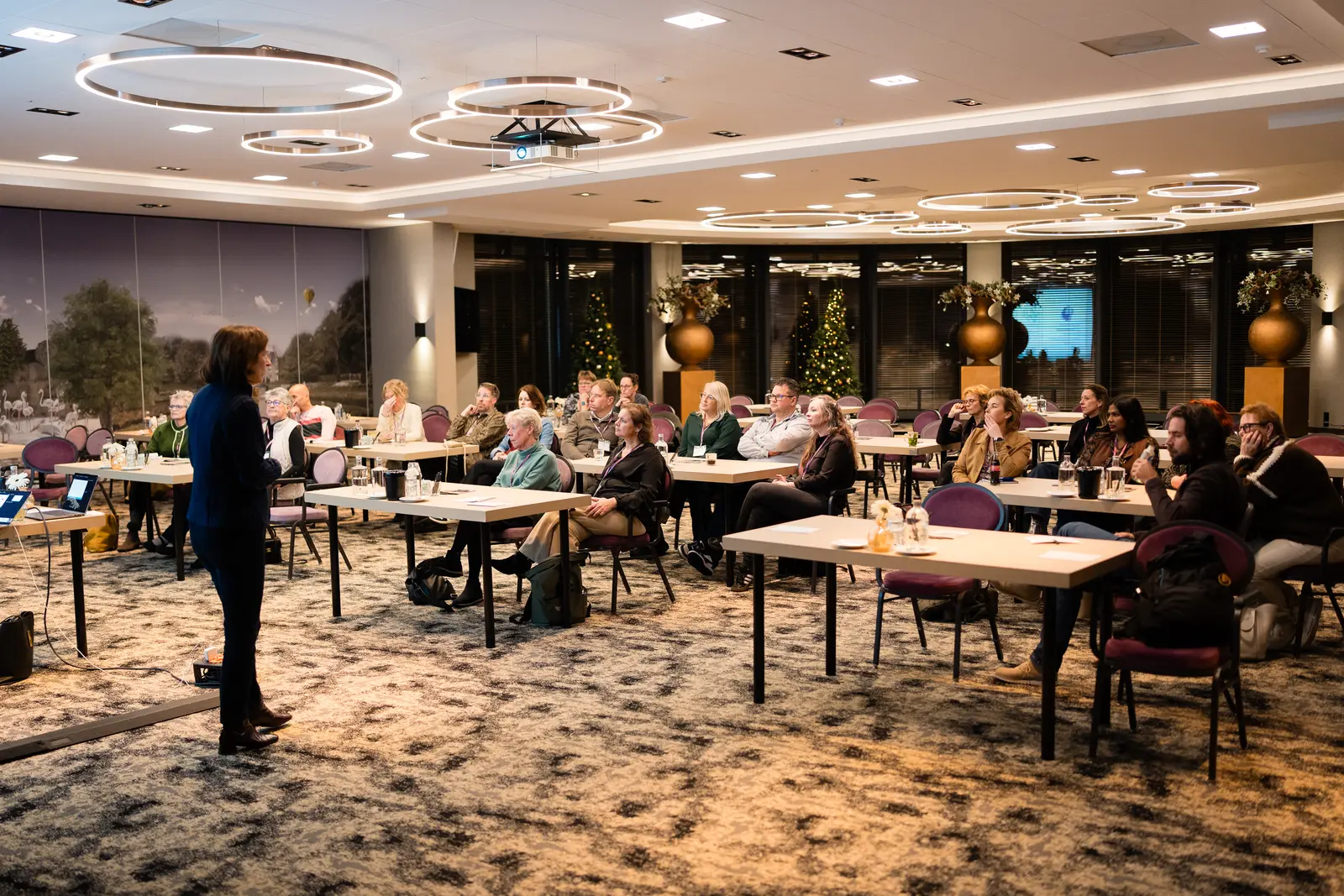 Een zaal vol teams aan het werk